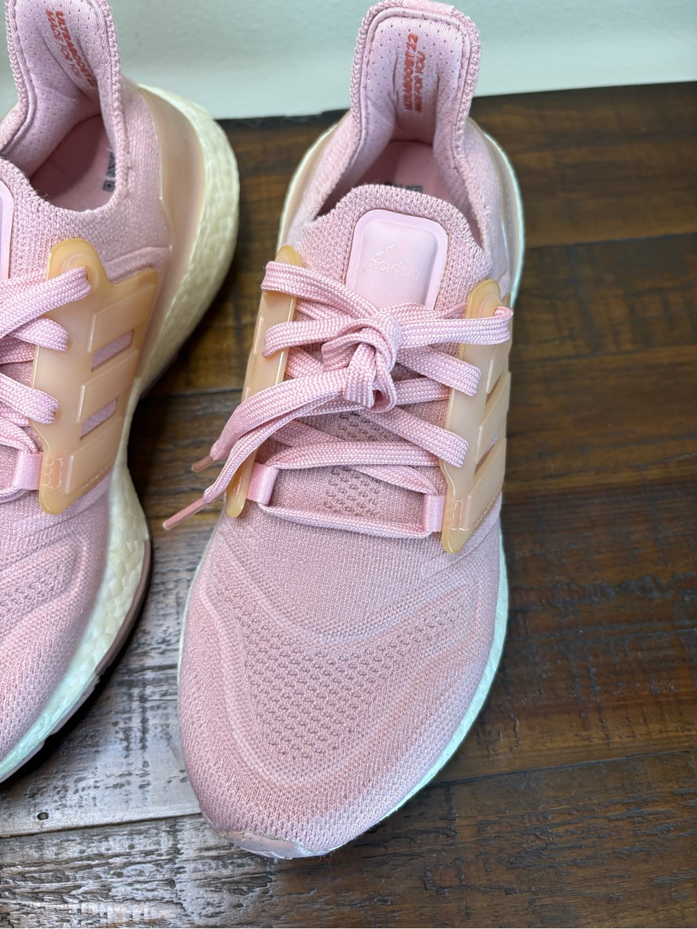 Women’s Size 6 Adidas Ultra Boost 22 Running Shoes In Wonder Mauve Colorway - Picture 2 of 11